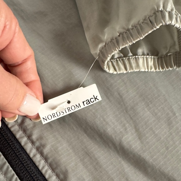 The North Face Men's Silver Windbreaker Jacket - Picture 10 of 10